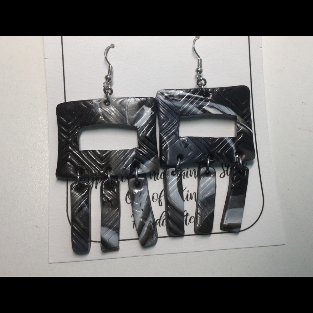 💋 Handcrafted Clay Earrings - Picture 2 of 5